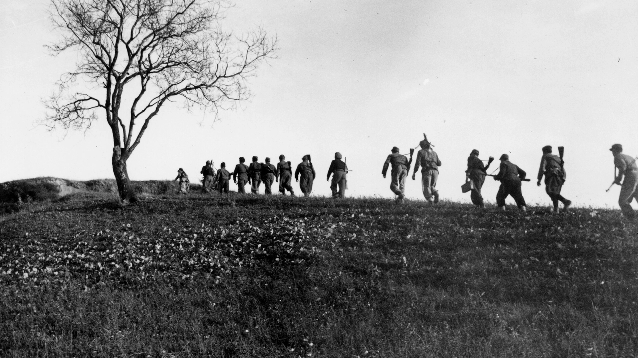 Partigiani in marcia sull'Appennino in una foto di repertorio. Il Rotary Club Orvieto organizza un incontro sulla storia d'Italia tra la nascita del fascismo e la seconda guerra mondiale