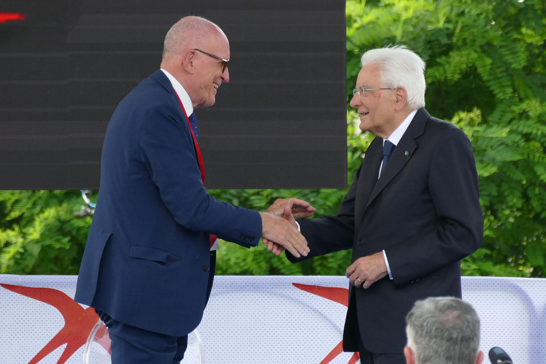 Mattarella a Rondine. Sull’elicottero con il simbolo del borgo e assicura il suo impegno per i ragazzi Mattarella a Rondine. Sull’elicottero con il simbolo del borgo e assicura il suo impegno per i ragazzi