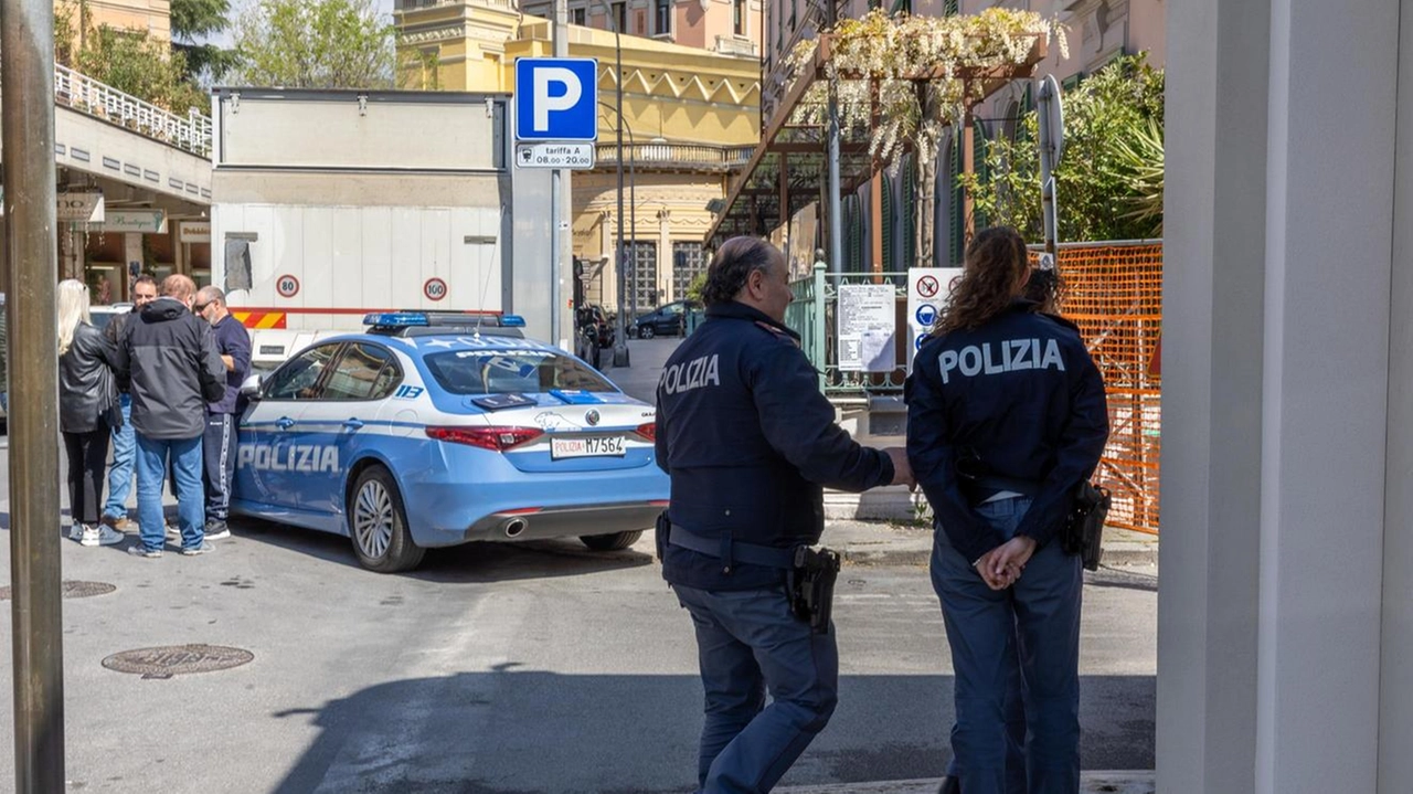 Controlli della polizia. Sul posto anche gli ispettori della Medicina del Lavoro