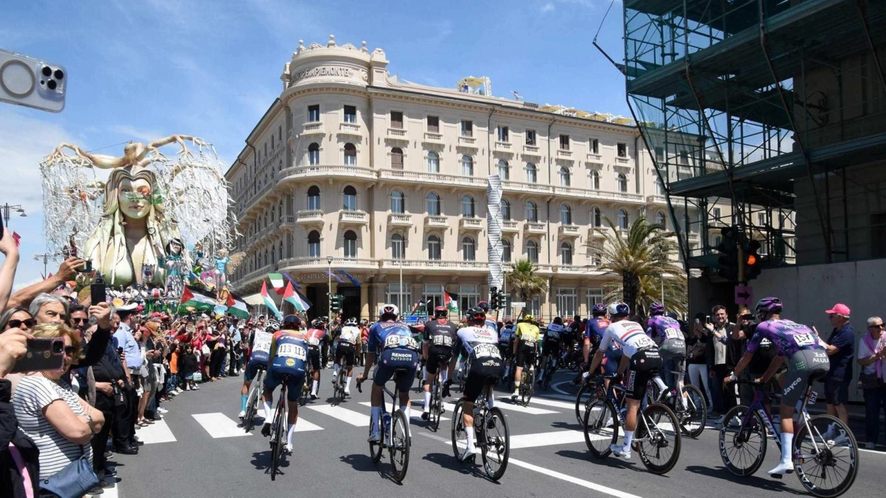 Il lento pellegrinaggio fin dal primo mattino verso via Coppino a piedi o in bici. All’interno del porto si respirava un clima da grande evento sportivo . Il lento pellegrinaggio fin dal primo mattino verso via Coppino a piedi o in bici. All’interno del porto si respirava un clima da grande evento sportivo .