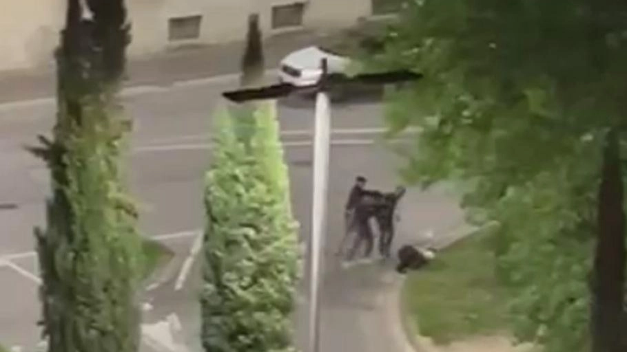 Risse tra giovani extracomunitari nell’epicentro dello spaccio della droga. Un residente: "Dal giugno del 2024 aumentano scontri e disagi per i cittadini". Risse tra giovani extracomunitari nell’epicentro dello spaccio della droga. Un residente: "Dal giugno del 2024 aumentano scontri e disagi per i cittadini".