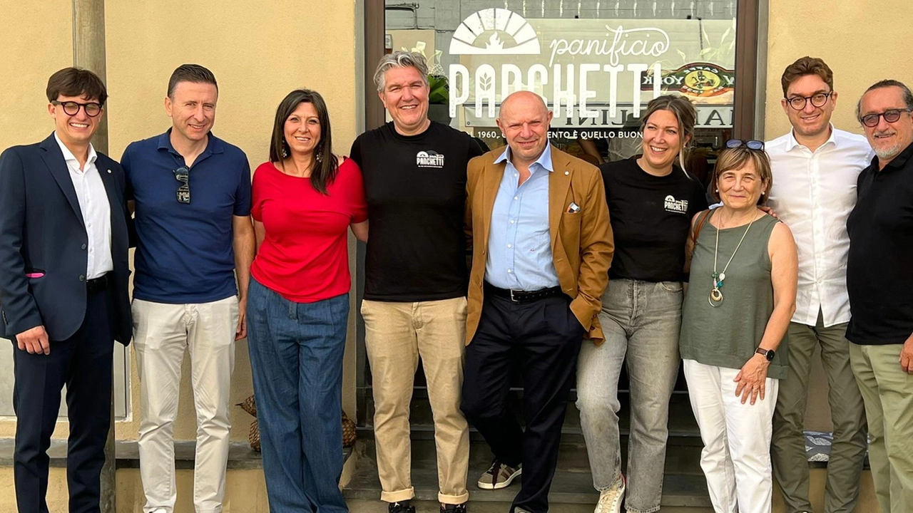 CNA Firenze ha premiato con una targa la famiglia Panchetti CNA Firenze ha premiato con una targa la famiglia Panchetti