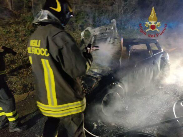 due incidenti e un auto a fuoco notte da brividi sulle strade grossetane