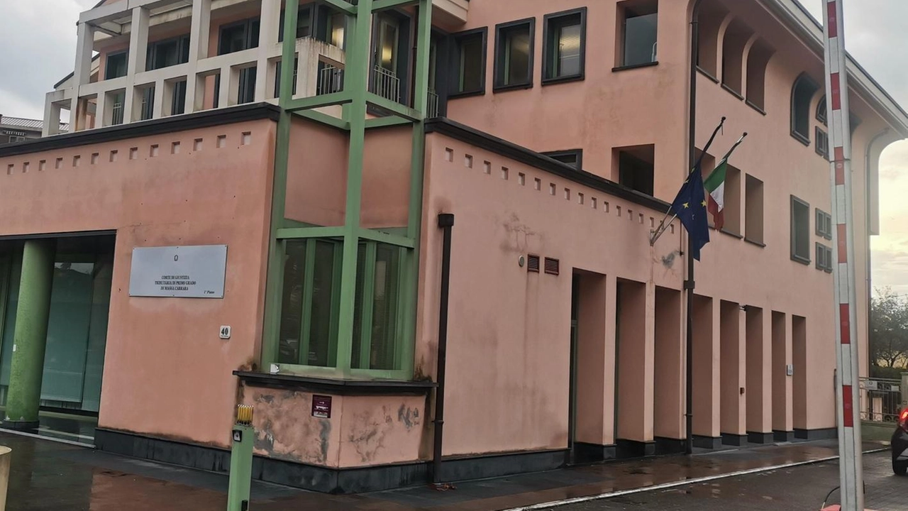 Il primo cittadino di Massa contro la paventata chiusura del servizio che verrà accorpato a Pisa "Chiediamo un incontro immediato per trovare soluzioni che garantiscano lo stato attuale".