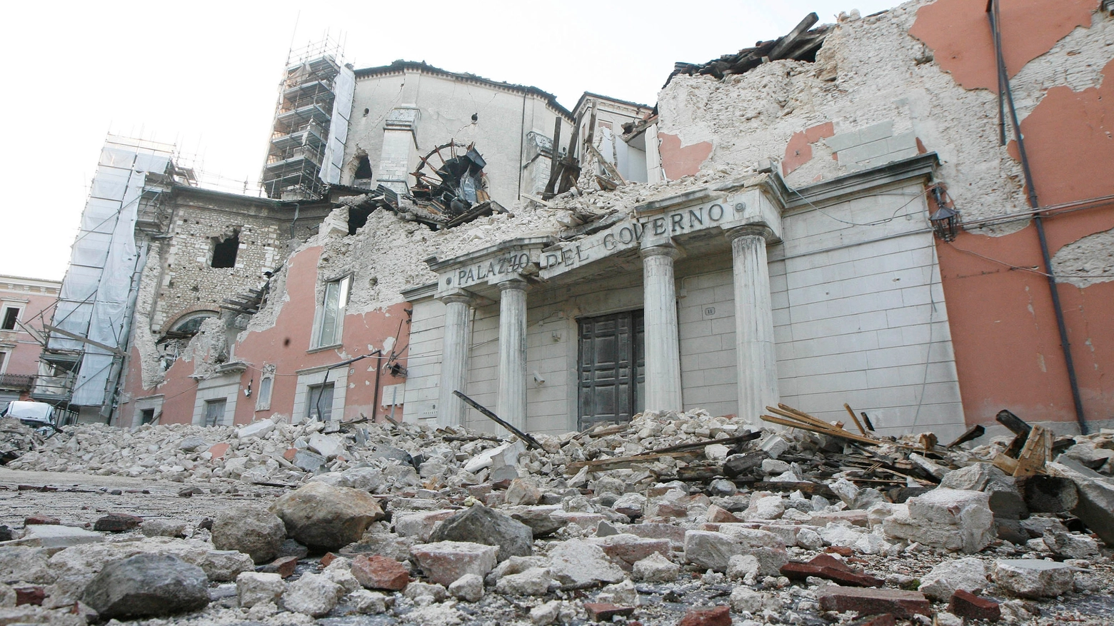La Prefettura distrutta dal terremoto a L'Aquila (Ansa)