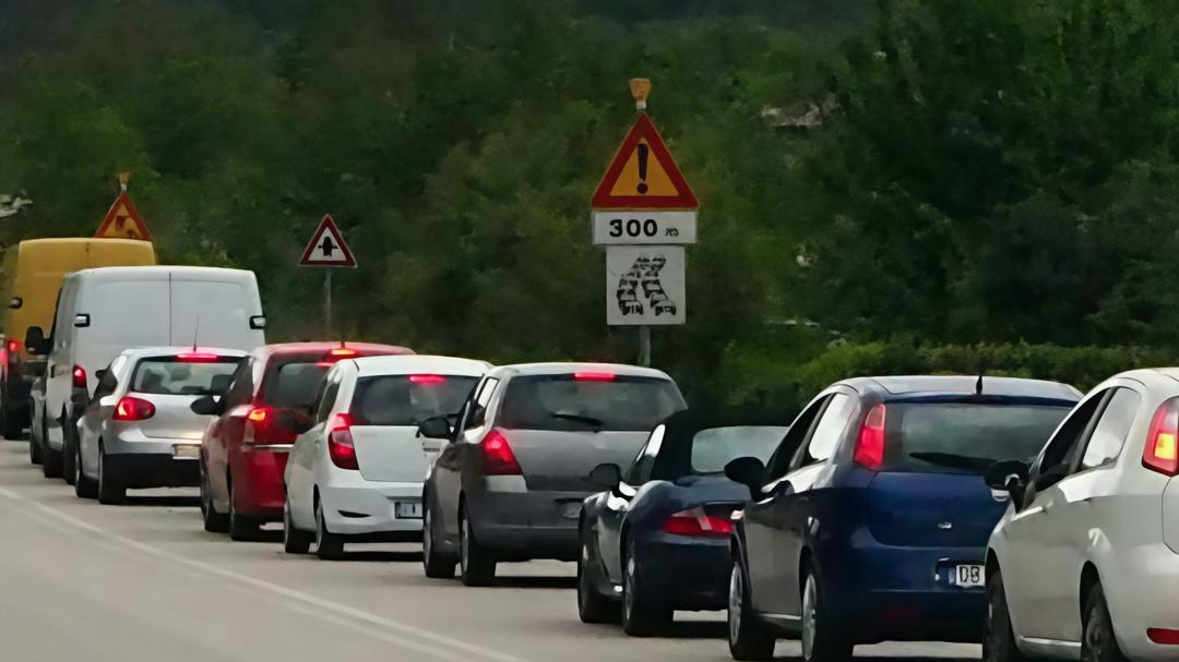 Auto prese a sassate sulla Flaminia. Paura e danni nelle piazzole di sosta Auto prese a sassate sulla Flaminia. Paura e danni nelle piazzole di sosta