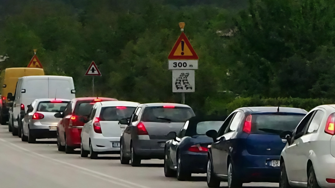 Ripetuti assalti tra Trevi e Foligno. Raid vandalici di un gruppo di giovani. Spuntano insulti razzisti Ripetuti assalti tra Trevi e Foligno. Raid vandalici di un gruppo di giovani. Spuntano insulti razzisti