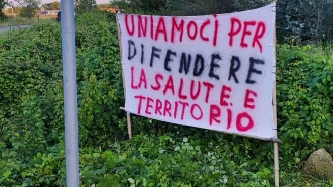 Uno dei tanti striscioni apparsi in questi mesi nelle vicinanze dell’area di Salanetti dove dovrebbe essere costruiro e realizzato da i-Foria il nuovo impianto di riciclo dei pannoloni voluto da RetiAmbiente Uno dei tanti striscioni apparsi in questi mesi nelle vicinanze dell’area di Salanetti dove dovrebbe essere costruiro e realizzato da i-Foria il nuovo impianto di riciclo dei pannoloni voluto da RetiAmbiente
