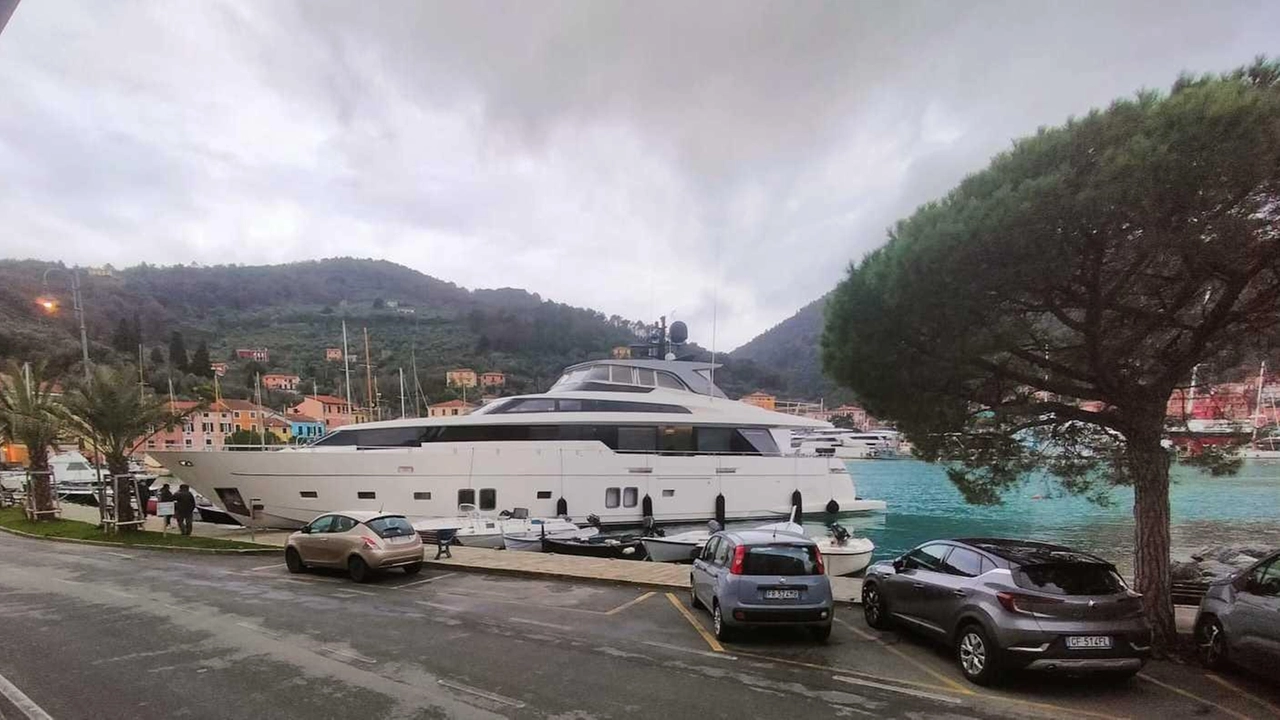 Lo yacht di trenta metri che si è schiantato ieri mattina alle Grazie Lo yacht di trenta metri che si è schiantato ieri mattina alle Grazie