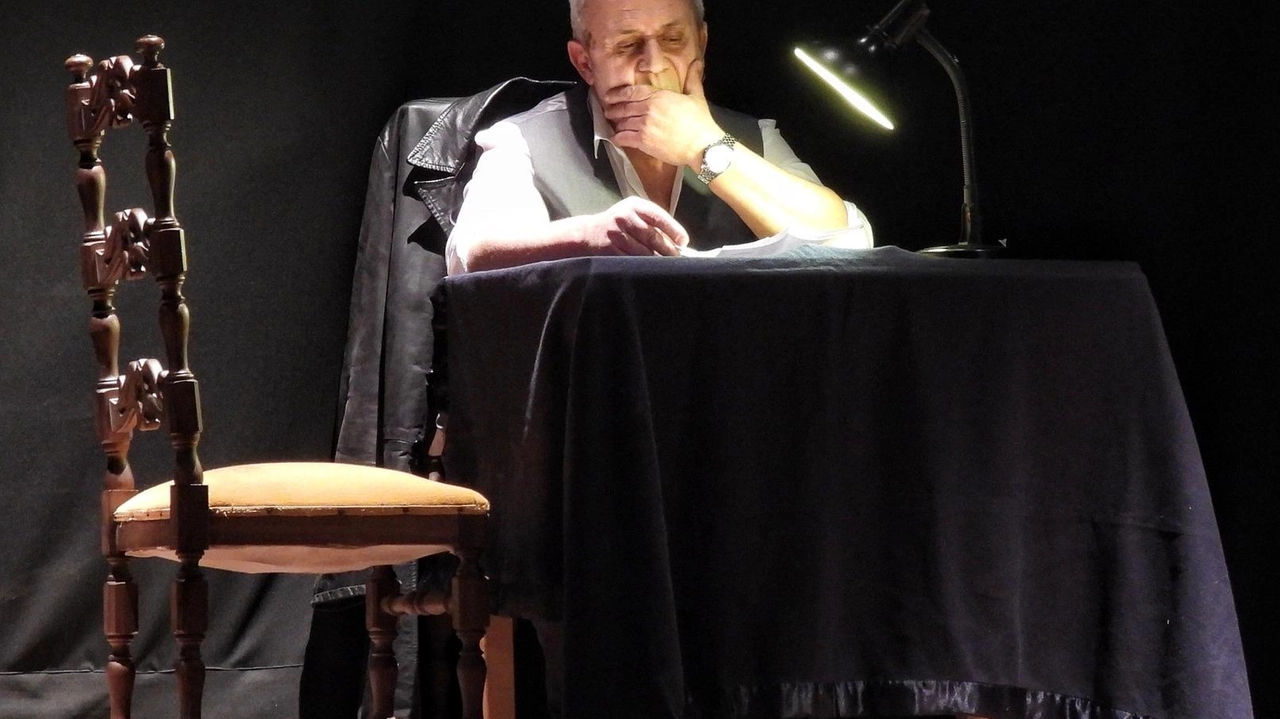 Il direttore artistico dell’associazione culturale Gat Teatro, Nicola Pannocchi domani porterà in scena «Che crepi il lupo... in ragion del pregiudizio» Il direttore artistico dell’associazione culturale Gat Teatro, Nicola Pannocchi domani porterà in scena «Che crepi il lupo... in ragion del pregiudizio»