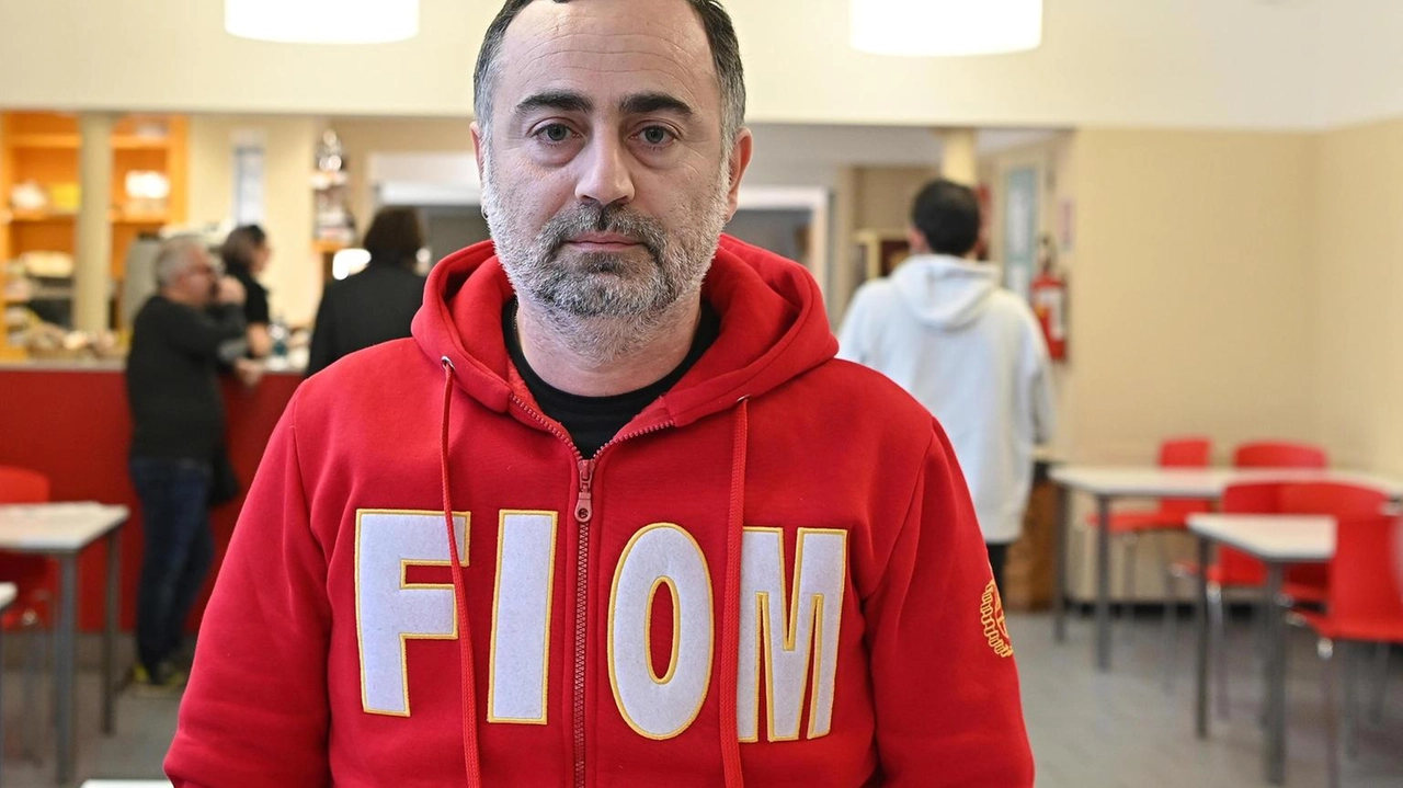 Il segretario generale della Fiom-Cgil, Michele De Palma presente al volantinaggio dell’azienda Dumarey (foto d’archivio) Il segretario generale della Fiom-Cgil, Michele De Palma presente al volantinaggio dell’azienda Dumarey (foto d’archivio)