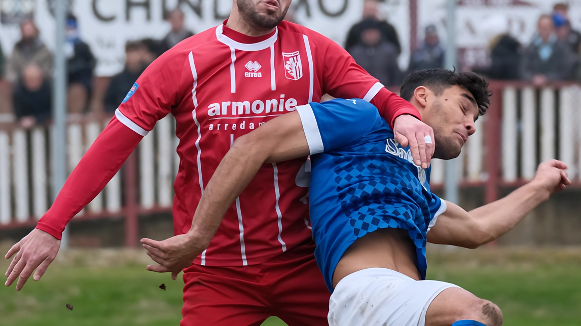Il terranuovese Alessandro Bega, 29 anni, e il sangiovannese Nicholas Bocci, 21 anni, in uno scontro aereo durante il derby che si è giocato allo stadio Matteini Il terranuovese Alessandro Bega, 29 anni, e il sangiovannese Nicholas Bocci, 21 anni, in uno scontro aereo durante il derby che si è giocato allo stadio Matteini