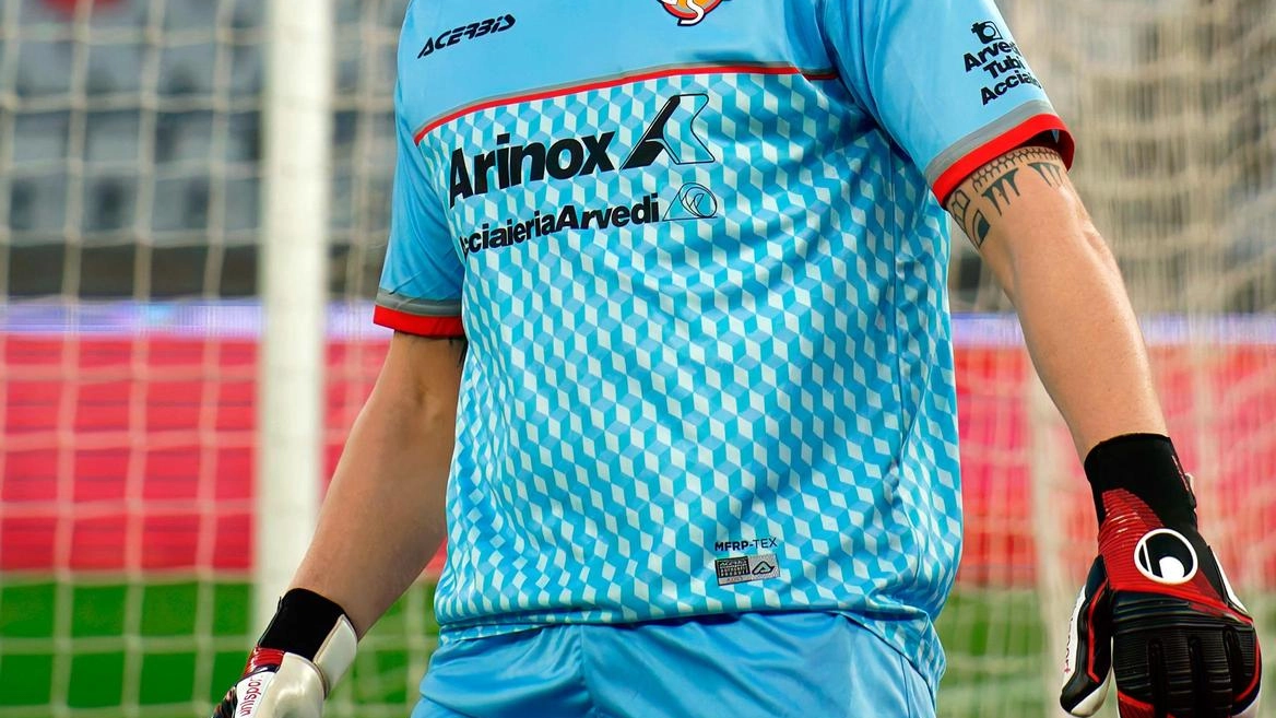 Andrea Fulignati nato a Empoli nel 1994, è portiere della Cremonese. Nella foto durante la partita Bari-Cremonese dell’ultimo campionato Andrea Fulignati nato a Empoli nel 1994, è portiere della Cremonese. Nella foto durante la partita Bari-Cremonese dell’ultimo campionato