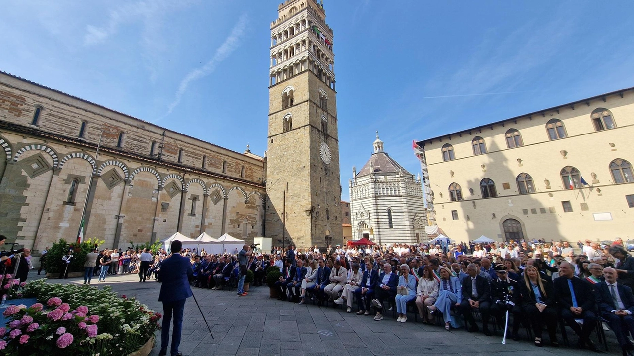 Il prefetto Licia Donatella Messina ha voluto una cerimonia che coinvolgesse gli studenti. Deposta anche una corona d’alloro al Monumento ai caduti in piazza San Francesco.