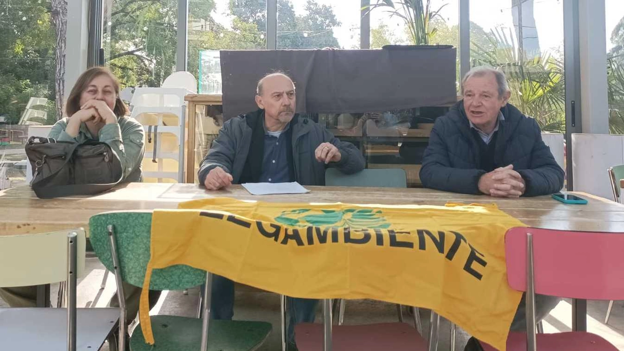 La conferenza di Legambiente nella serra di Monteuliveto, con il presidente Antonio Sessa e Laura Bonanno, della Lipu La conferenza di Legambiente nella serra di Monteuliveto, con il presidente Antonio Sessa e Laura Bonanno, della Lipu