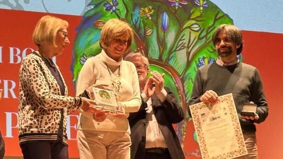 Da sinistra le figlie di Leonardo Berni che hanno consegnato il premio a Giovanni Fiorentino, la pergamena e il Leonardo d’argento