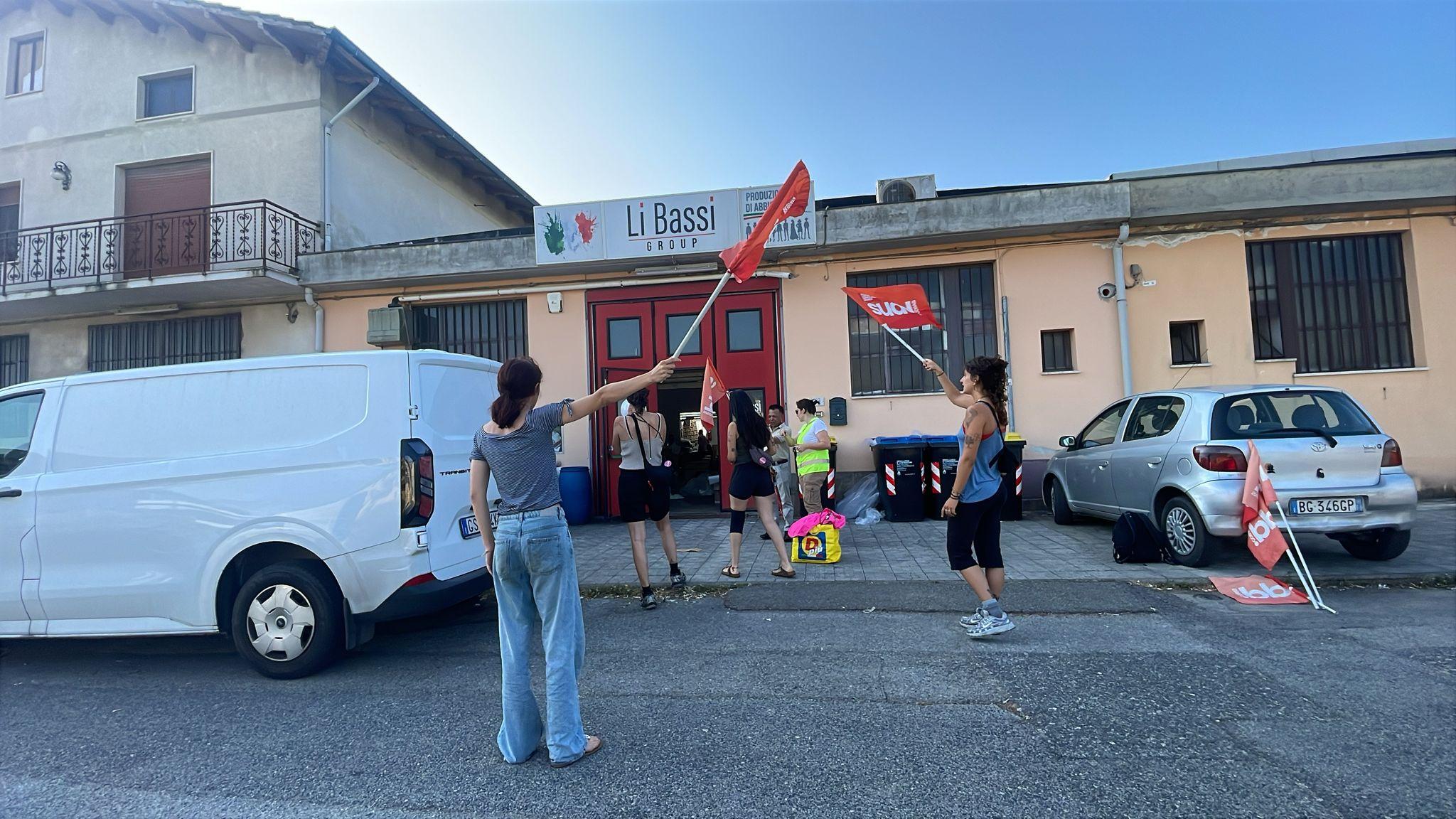 quarrata tensione davanti ai cancelli di un8217azienda