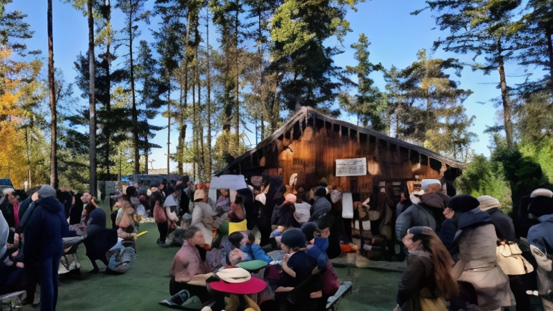 Atmosfera natalizia al Parco Avventura di Villa Basilica con mercatini, specialità gastronomiche e Babbo Natale per i bambini. Servizio navetta gratuito per un'esperienza senza stress. Atmosfera natalizia al Parco Avventura di Villa Basilica con mercatini, specialità gastronomiche e Babbo Natale per i bambini. Servizio navetta gratuito per un'esperienza senza stress.