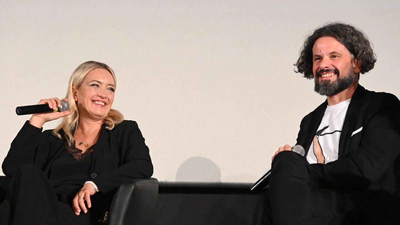 Carolina Crescentini, attrice italiana, presiede la giuria del concorso di cortometraggi "LFF For Future" a Lucca. Durante una masterclass al cinema Astra, ha elogiato la diversità e l'importanza della sostenibilità nei film. Ha sottolineato l'importanza delle storie e del talento, indipendentemente dal genere. Apprezza il festival e la città di Lucca per la qualità e l'atmosfera accogliente. Carolina Crescentini, attrice italiana, presiede la giuria del concorso di cortometraggi "LFF For Future" a Lucca. Durante una masterclass al cinema Astra, ha elogiato la diversità e l'importanza della sostenibilità nei film. Ha sottolineato l'importanza delle storie e del talento, indipendentemente dal genere. Apprezza il festival e la città di Lucca per la qualità e l'atmosfera accogliente.