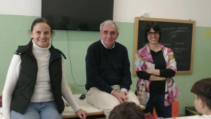 L’esperto professor. Fabio Celi con la. classe 2F e le professoresse. Tonini e Zannoni