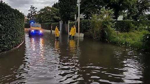Strada, garage e seminterrati sott’acqua ogni volta che piove in via dei Tini a Iolo Strada, garage e seminterrati sott’acqua ogni volta che piove in via dei Tini a Iolo