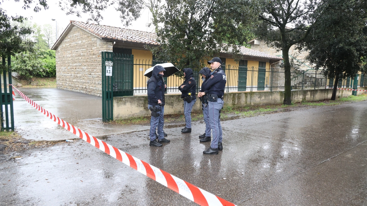 La polizia durante i sopralluoghi sul luogo della sparatoria nei pressi dell'ippodromo del Visarno (New Press Photo)