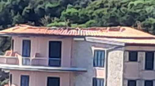 https://www.lanazione.it/image-service/view/acePublic/alias/contentid/MWZlODJlNmQtYzRmNy00/0/un-boato-e-poi-il-crollo-cede-il-tetto-del-capo-duomo-lo-storico-hotel-era-chiuso.jpeg?f=16:9&w=1200&h=630