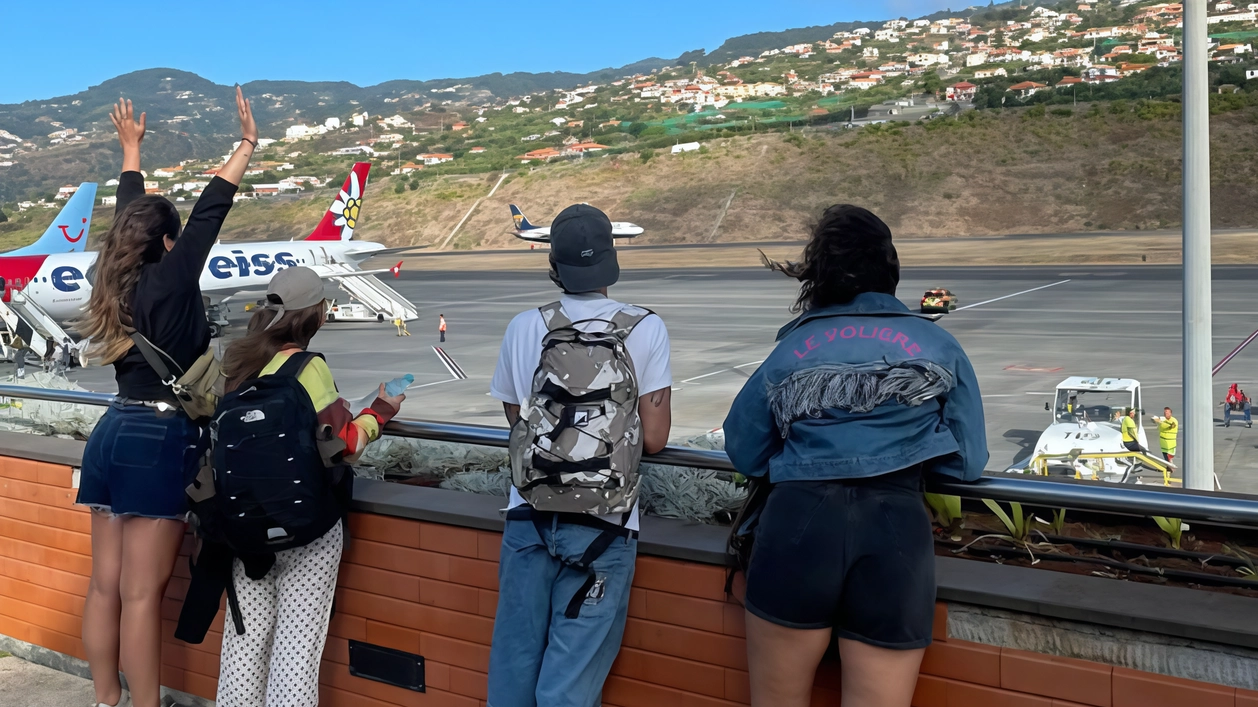 I ragazzi guardano atterrare il volo che li porterà a Porto e poi in Italia I ragazzi guardano atterrare il volo che li porterà a Porto e poi in Italia