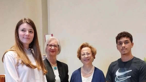 Fulvia Marconi vince il concorso di poesia "Mario Gori" a Impruneta. L'evento, organizzato dall'associazione Ferdinando Paolieri, celebra la poesia contemporanea in onore del poeta siciliano Mario Gori. Le poesie vincitrici sono state interpretate dai talentuosi studenti del laboratorio teatrale "Vieniteloracconto" di Tavarnuzze. Fulvia Marconi vince il concorso di poesia "Mario Gori" a Impruneta. L'evento, organizzato dall'associazione Ferdinando Paolieri, celebra la poesia contemporanea in onore del poeta siciliano Mario Gori. Le poesie vincitrici sono state interpretate dai talentuosi studenti del laboratorio teatrale "Vieniteloracconto" di Tavarnuzze.