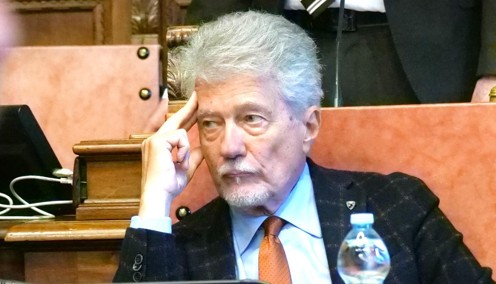 https://www.lanazione.it/image-service/view/acePublic/alias/contentid/MWZmOTc1YzQtZjc1Yi00/0/ghinelli-il-consenso-si-ferma-a-meta-e-il-sindaco-meno-amato-della-toscana.jpeg