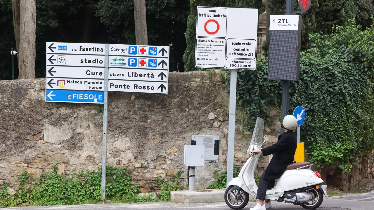 Uno dei varchi dello scudo verde a Firenze (foto Giuseppe Cabras/New Press Photo)