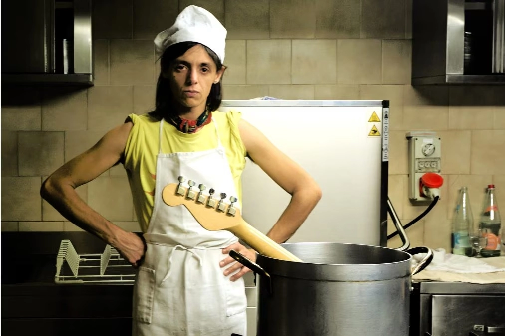 Lucio Corsi, 31 anni, rivelazione del Festival di Sanremo, in una foto nella cucina della trattoria della nonna Milena