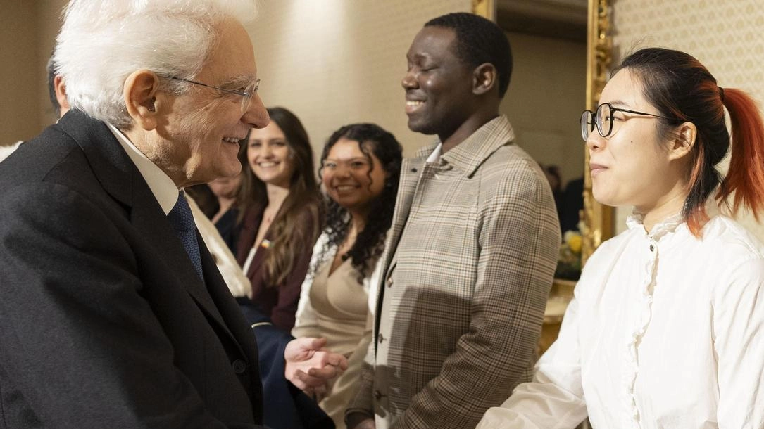 Il presidente Mattarella stringe la mano a Liu Jun, studentessa cinese che ha elogiato il programma Marco Polo che le ha permesso di realizzare il sogno di studiare in Italia Il presidente Mattarella stringe la mano a Liu Jun, studentessa cinese che ha elogiato il programma Marco Polo che le ha permesso di realizzare il sogno di studiare in Italia
