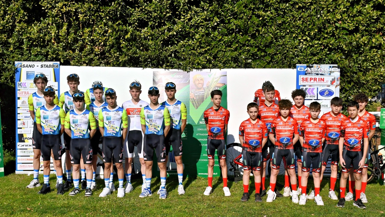 A sx la squadra juniores, a dx quella degli esordienti (Foto R. Fruzzetti) A sx la squadra juniores, a dx quella degli esordienti (Foto R. Fruzzetti)