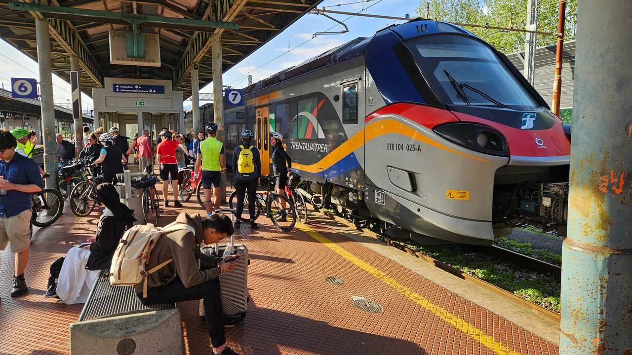 Il treno diretto a Bologna dal quale sono stati fatti scendere alcuni viaggiatori. In diversi avevano anche le biciclette (Foto Storai)