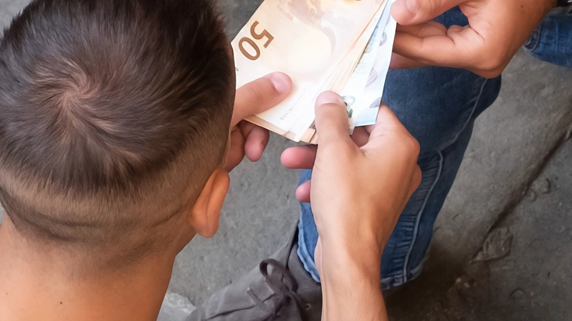 Due uomini hanno aggredito il cuoco di un ristorante cinese per gli apprezzamenti non graditi a una parente che lavora lì. Subito dopo hanno chiesto soldi al proprietario . Due uomini hanno aggredito il cuoco di un ristorante cinese per gli apprezzamenti non graditi a una parente che lavora lì. Subito dopo hanno chiesto soldi al proprietario .