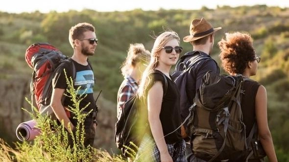 Un gruppo di giovani escursionisti Un gruppo di giovani escursionisti