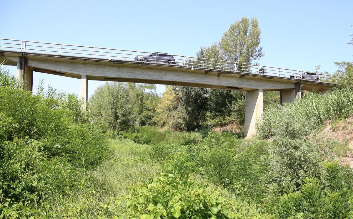 un ponte da abbattere per un strada pi249 larga