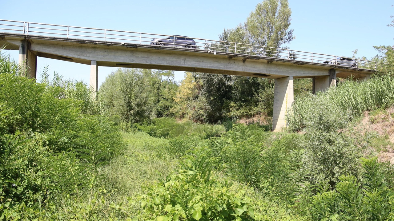 Il ponte sull’Era a Ponsacco è troppo stretto per garantire uno scorrimento del traffico efficace Per questo è al centro del dibattito