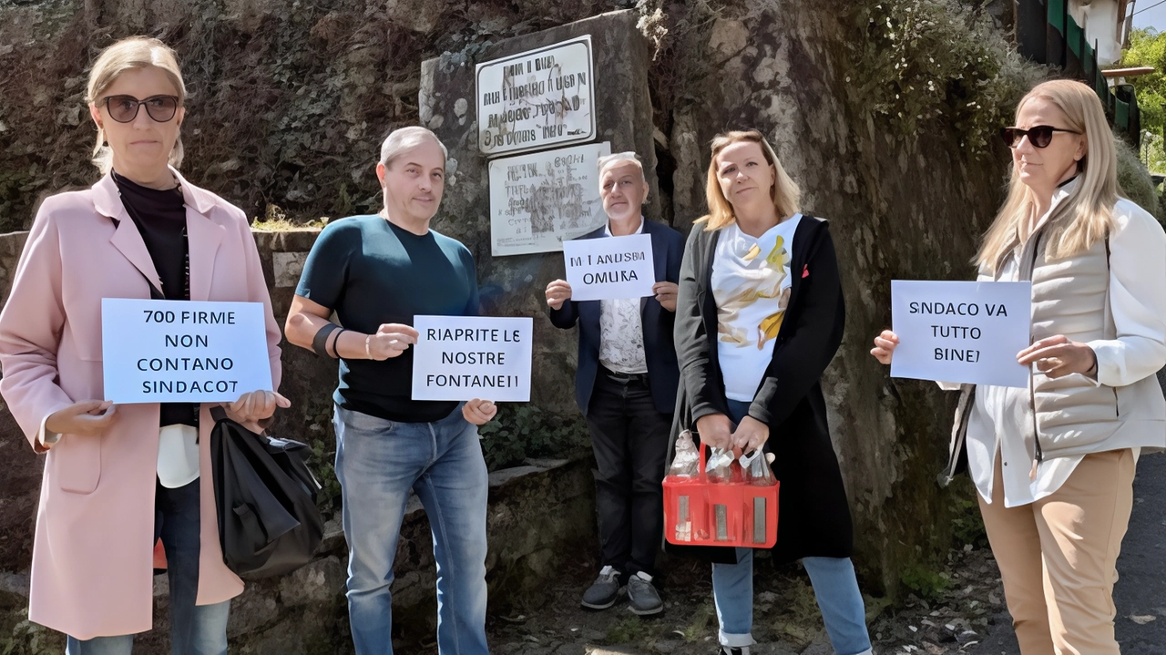 I rappresentanti dei 5 Stelle di Massa davanti alla fontranella dell’Evam con tanto di cartelli di protesta per la mancata riapertura I rappresentanti dei 5 Stelle di Massa davanti alla fontranella dell’Evam con tanto di cartelli di protesta per la mancata riapertura