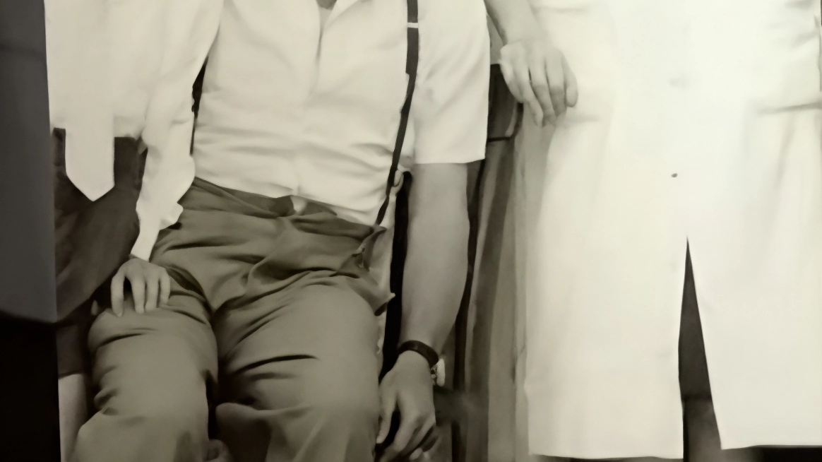 Carlo Briglia, con i genitori Mario e Maria Pucci. Accanto al lavoro nella sua macelleria Zazà Carlo Briglia, con i genitori Mario e Maria Pucci. Accanto al lavoro nella sua macelleria Zazà