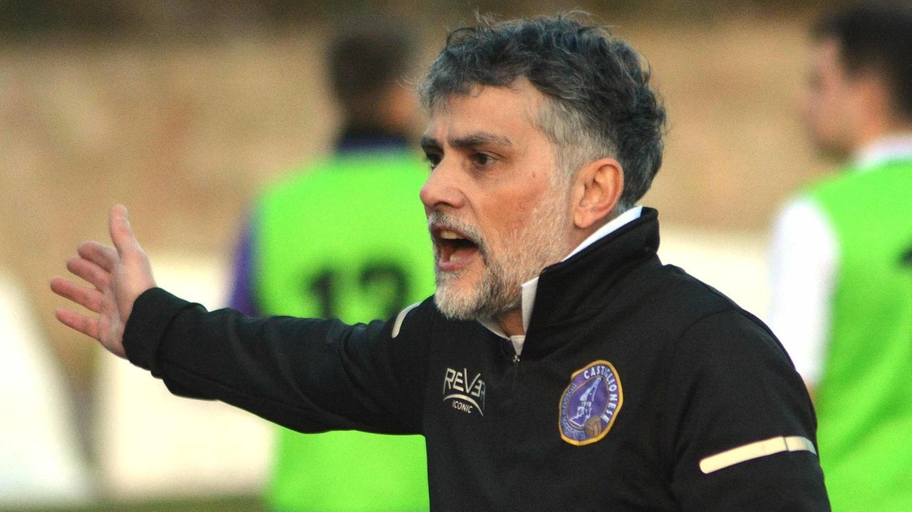 L’allenatore della Castiglionese Mirko Zacchei. I viola sono impegnati a Scandicci