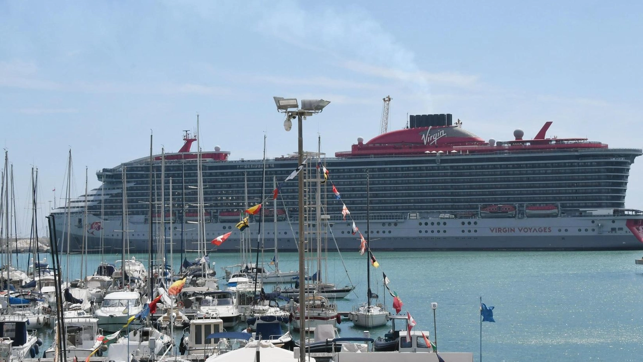 Una nave da crociera nel porto di Marina di Carrara. Nel nuovo Piano regolatore portuale c’è. il progetto di prolungamento della banchina Taliercio fino a 450 metri per accogliere due navi. Sarebbe la prima opera da realizzare Una nave da crociera nel porto di Marina di Carrara. Nel nuovo Piano regolatore portuale c’è. il progetto di prolungamento della banchina Taliercio fino a 450 metri per accogliere due navi. Sarebbe la prima opera da realizzare
