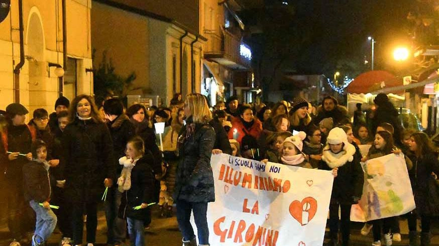 La fiaccolata degli scorsi anni organizzata dai cittadini e dai genitori in difesa della. scuola elementare ’Giromini’ di Marina La fiaccolata degli scorsi anni organizzata dai cittadini e dai genitori in difesa della. scuola elementare ’Giromini’ di Marina