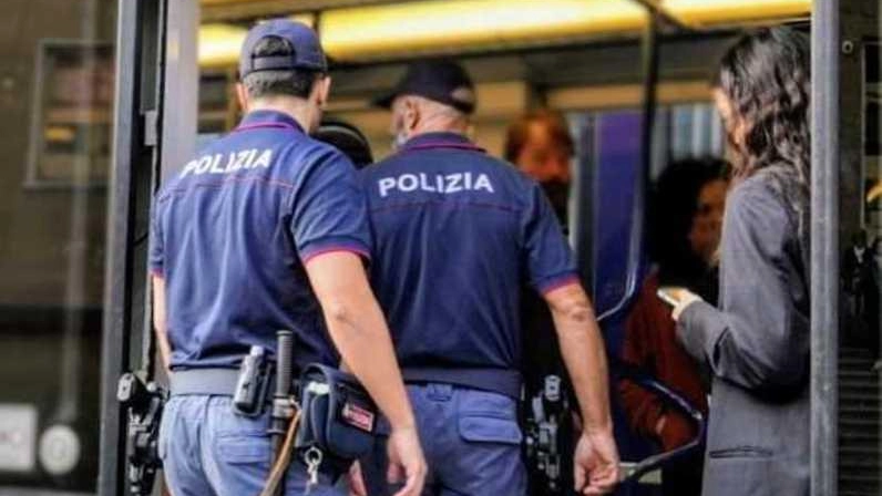 Agenti di polizia salgono sulla tramvia Agenti di polizia salgono sulla tramvia
