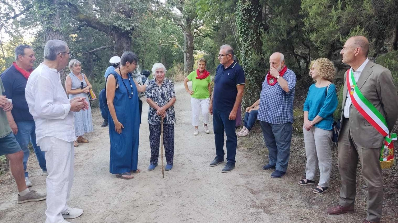 Testimone oculare rivela dettagli sull'uccisione dei coniugi Stefanini a Greve in Chianti nel 1944. Ricordi toccanti emersi durante commemorazione della Liberazione a Panzalla. Testimone oculare rivela dettagli sull'uccisione dei coniugi Stefanini a Greve in Chianti nel 1944. Ricordi toccanti emersi durante commemorazione della Liberazione a Panzalla.