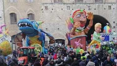 San Gimignano si è svegliata con musica, coriandoli e bombolette di schiuma. E’ suonata così la sveglia con il Carnevale... San Gimignano si è svegliata con musica, coriandoli e bombolette di schiuma. E’ suonata così la sveglia con il Carnevale...