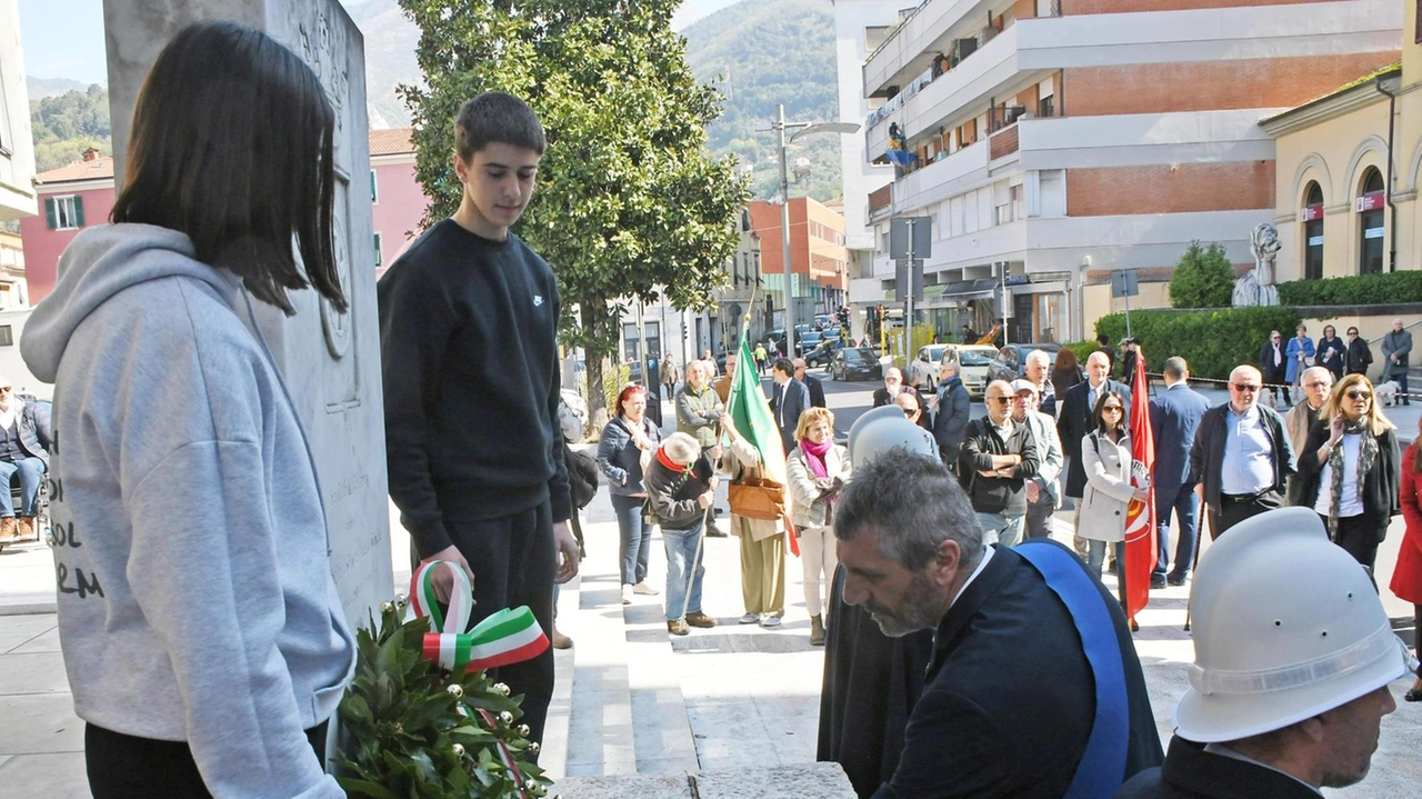 Giovedì a Carrara a spasso nel centro per festeggiare la fine del nazifascismo. Manifestazione organizzata da Anpi, Consulta Anziani e altre associazioni. Giovedì a Carrara a spasso nel centro per festeggiare la fine del nazifascismo. Manifestazione organizzata da Anpi, Consulta Anziani e altre associazioni.
