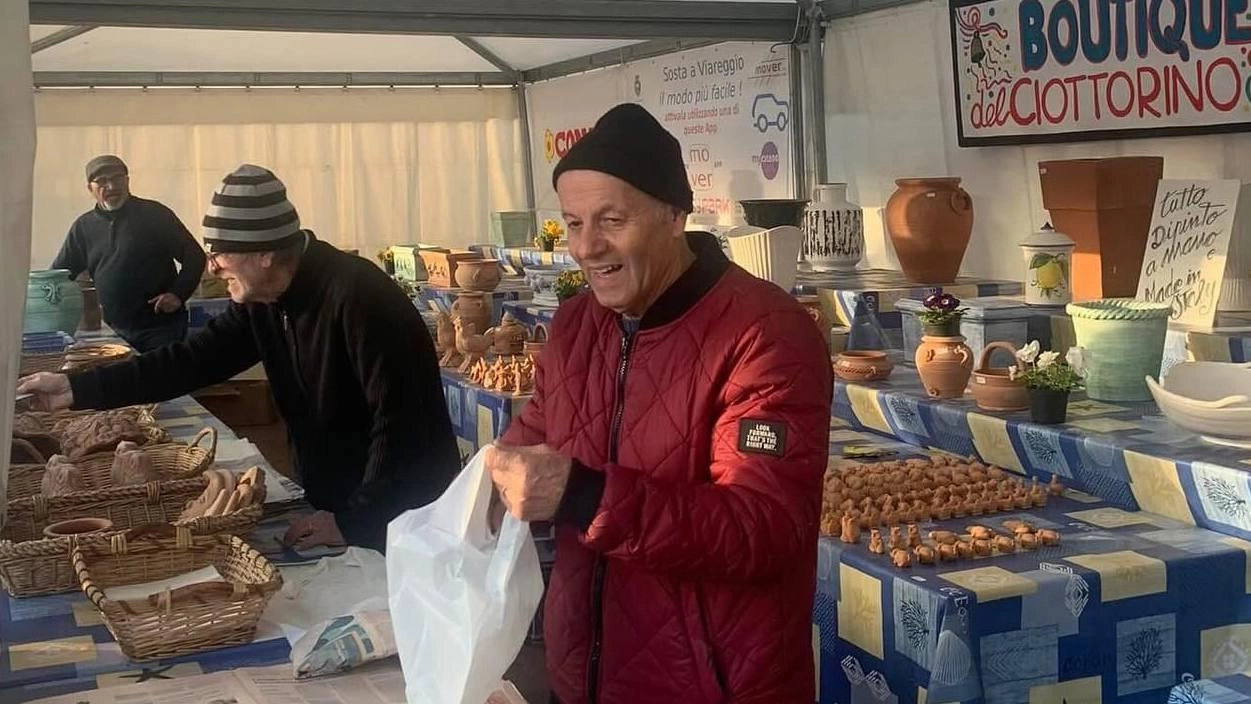 La tradizionale Fiera dei Ciottorini in corso in piazza Santa Maria nella Vecchia Viareggio La tradizionale Fiera dei Ciottorini in corso in piazza Santa Maria nella Vecchia Viareggio