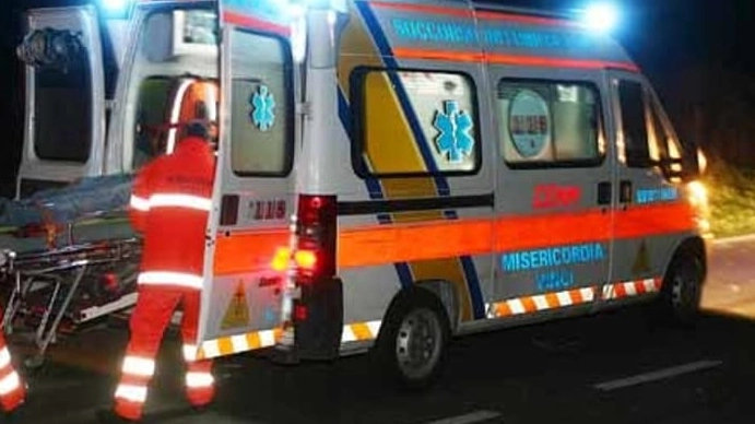 Un’ambulanza del 118 sul luogo di un incidente (foto repertorio)